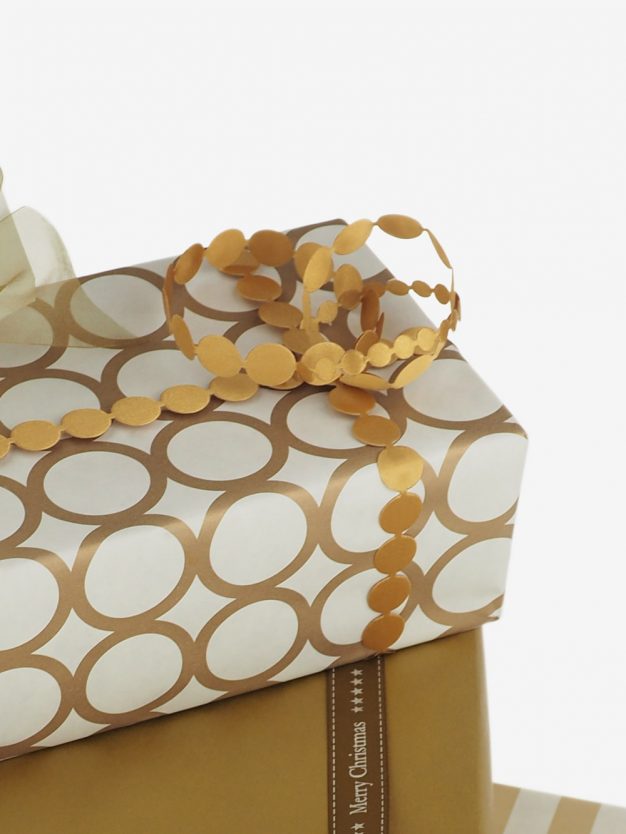 geschenkpapierverpackung-creme-mit-ringe-gold