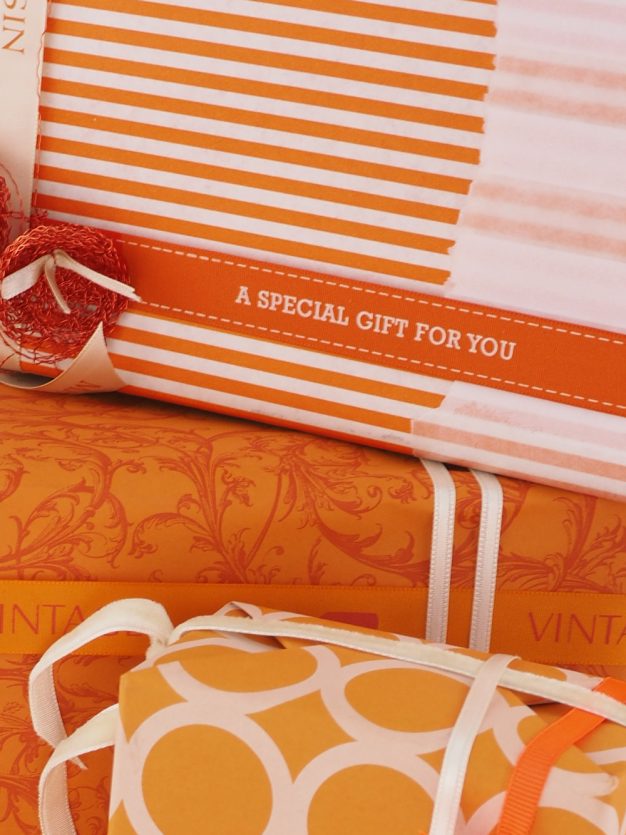 geschenkpapierverpackung-creme-mit-streifen-orange