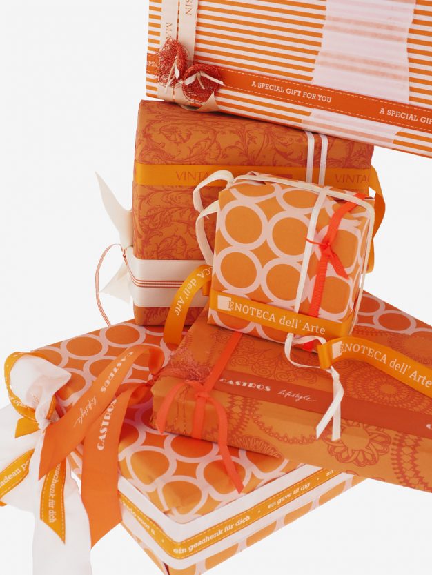 geschenkpapierpaeckchen-creme-mit-streifen-orange