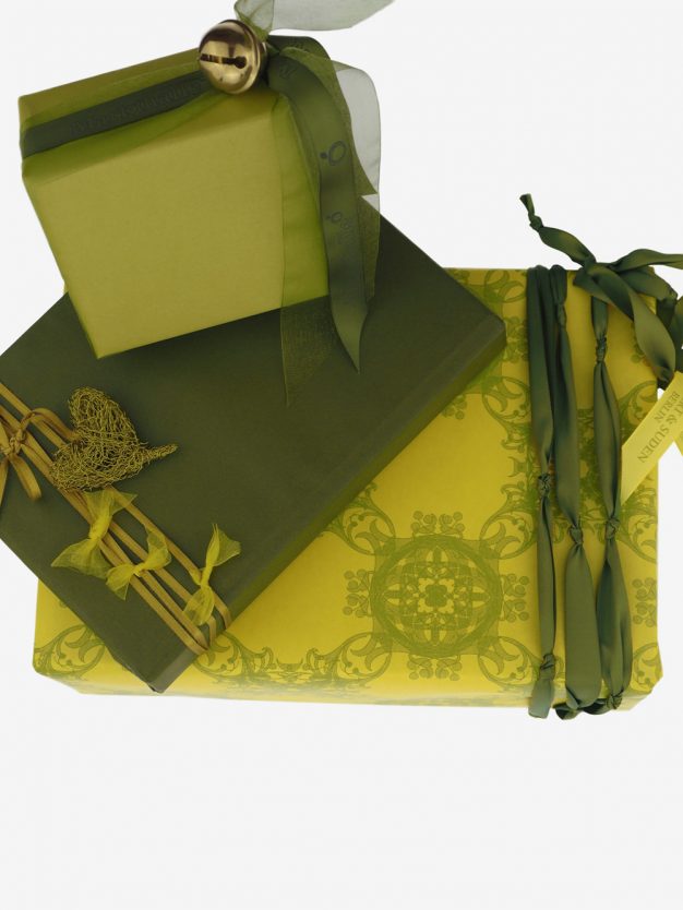 geschenkpapierverpackung-gelb-mit-jugendstil-olivgruen