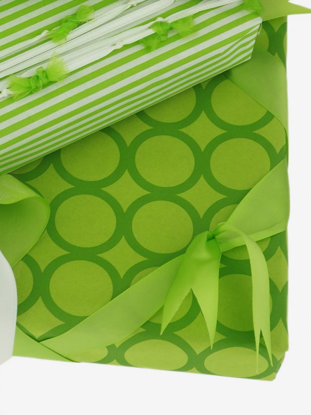 geschenkpapierverpackung-hellgruen-mit-ringe-gruen