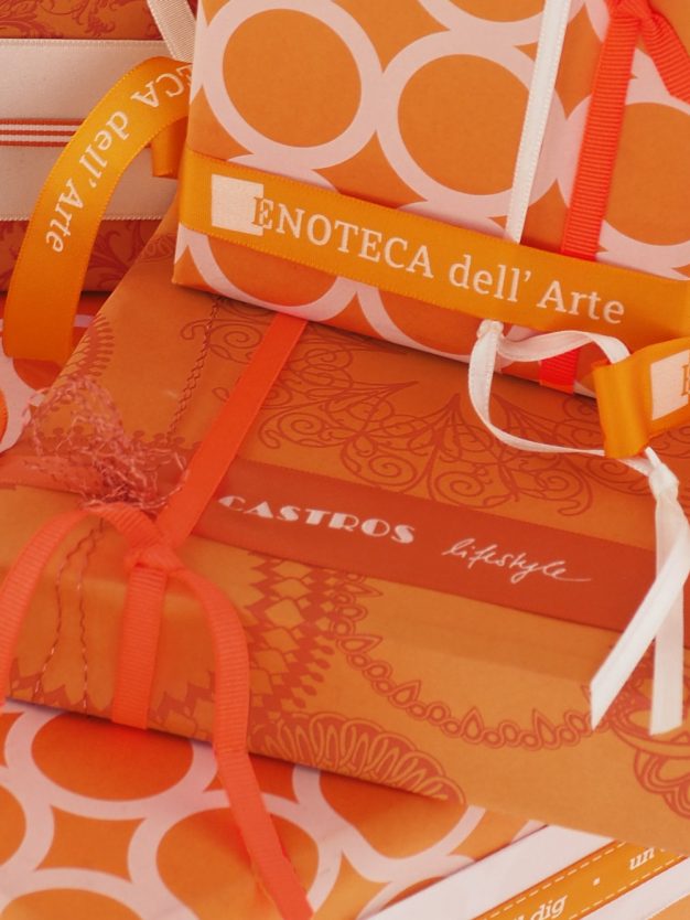 geschenkpapierverpackung-orange-mit-ornamente-dunkelorange