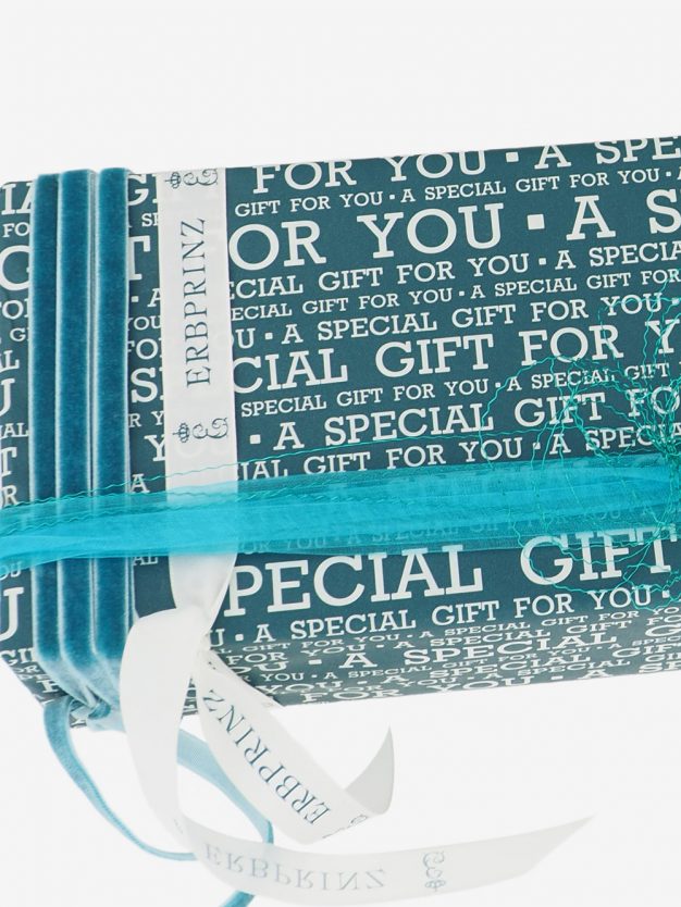 geschenkpapierverpackung-petrolgruen-mit-special-gift-creme