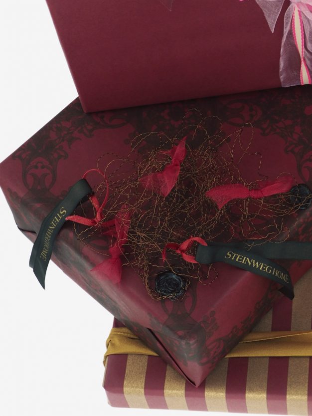 geschenkpapierverpackung-rubinrot-mit-jugendstil-braun