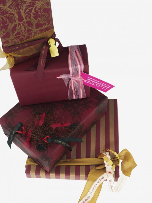 geschenkpapierpaeckchen-rubinrot-mit-jugendstil-braun