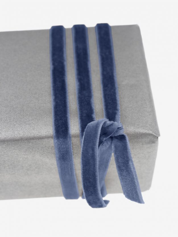 geschenkband-samt-gewebt-graublau-schimmernd-hochwertig